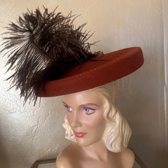 RAVISHING 1940s' CINNAMON COLOR TILT FELT HAT WITH LARGE BROWN FEATHERS + JEWEL